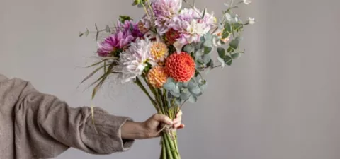 Как продлить жизнь подаренным цветам