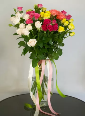 Букет из 7 веток кустовой розы от интернет-магазина цветов в 