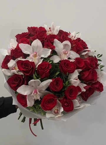 Розы и орхидеи в букете от интернет-магазина цветов в 