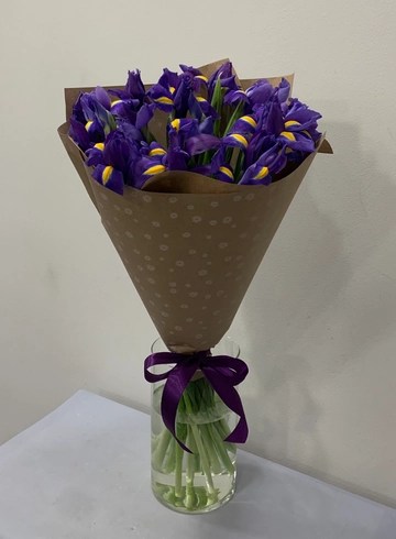 Букет ирисов в крафте от интернет-магазина цветов в 