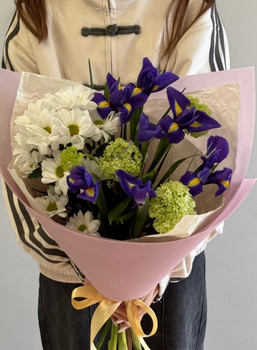 Сборный букет с ирисами  от интернет-магазина цветов в 