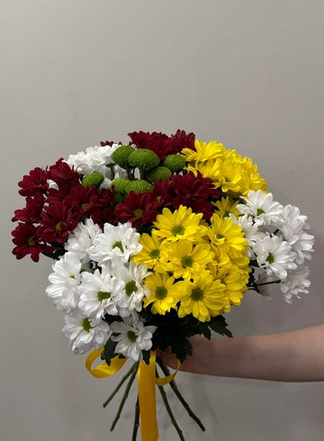 Букет разноцветных хризантем  от интернет-магазина цветов в 