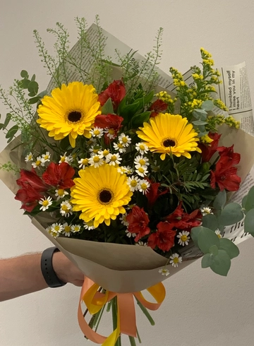 Букет с герберами и альстромерией  от интернет-магазина цветов в 
