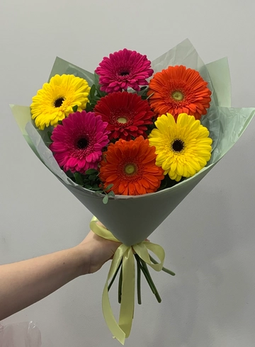 Букет из разноцветных гербер  от интернет-магазина цветов в 