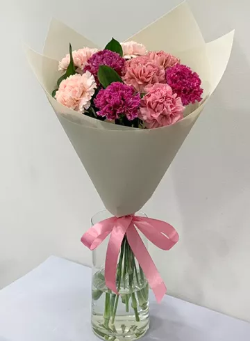 Букет из разноцветных гвоздик от интернет-магазина цветов в 