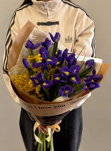 Букет ирисы с мимозой  от интернет-магазина цветов в 