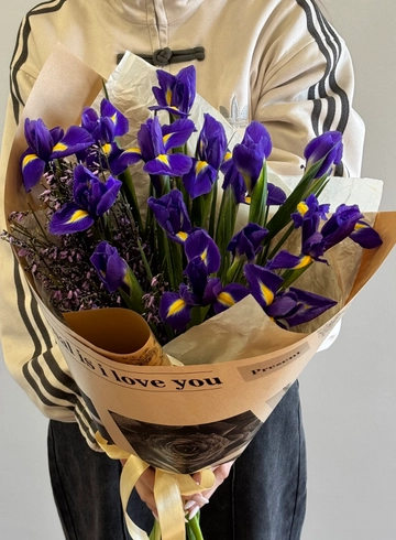 Букет ирисов с ароматной генистой от интернет-магазина цветов в 