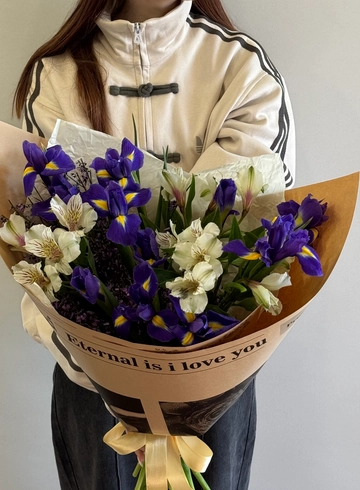 Букет ирисов и альстромерий  от интернет-магазина цветов в 