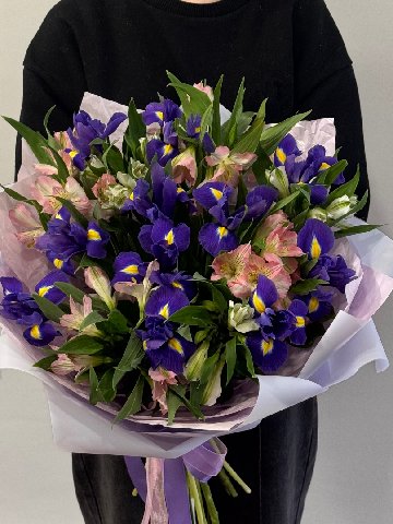 Букет ирисов с альстромерией от интернет-магазина цветов в 
