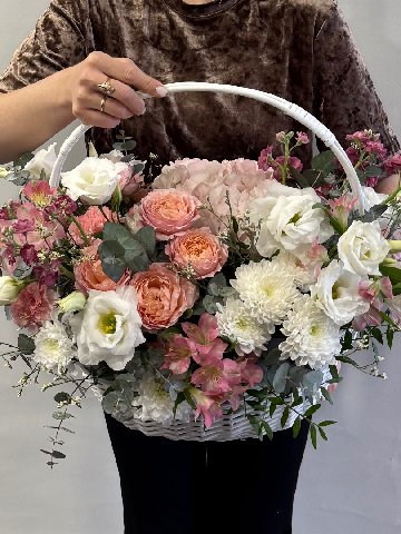 Корзина с гортензией в нежных тонах от интернет-магазина цветов в 