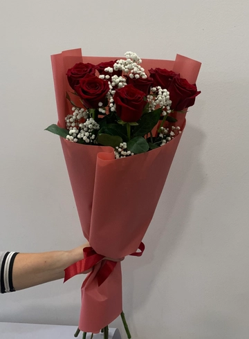 7 красных роз с гипсофилой  от интернет-магазина цветов в 
