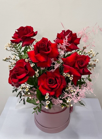 Красные розы в шляпной коробке  от интернет-магазина цветов в 