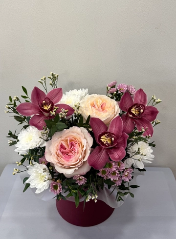 Композиция в шляпной коробке &laquo;Мила&raquo; от интернет-магазина цветов в 