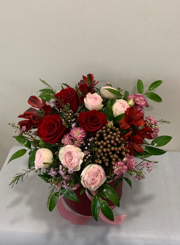 Композиция в шляпной коробке &laquo;Элегия&raquo; от интернет-магазина цветов в 