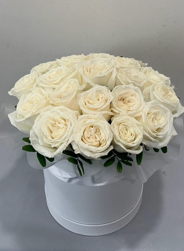 Белые розы в шляпной коробке от интернет-магазина цветов в 