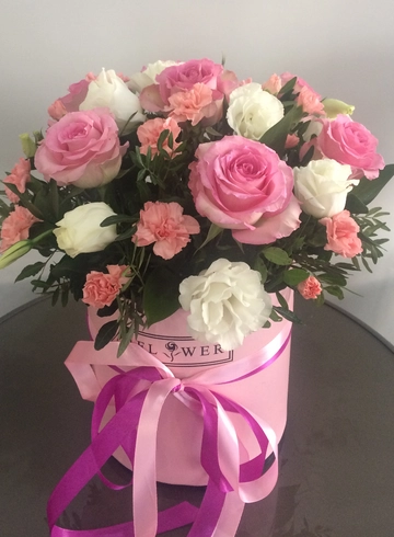 Розы в шляпной коробке от интернет-магазина цветов в 