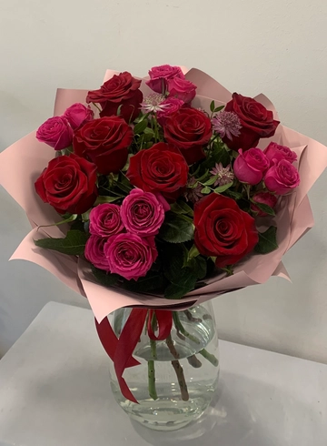 Букет из красных и кустовых роз  от интернет-магазина цветов в 