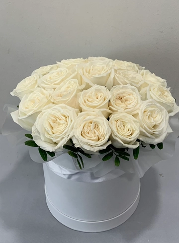 25 белых роз в шляпной  коробке от интернет-магазина цветов в 