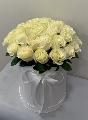 51 белая Роза в шляпной коробке  от интернет-магазина цветов в 