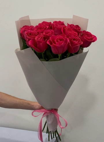 15 ярко-розовых роз  от интернет-магазина цветов в 