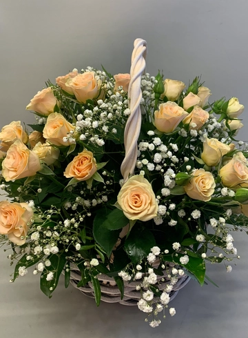 Корзинка кустовых роз  от интернет-магазина цветов в 