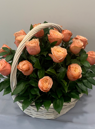 Коралловые розы в корзинке от интернет-магазина цветов в 