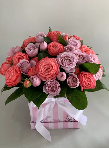 Композиция из кустовых роз  от интернет-магазина цветов в 