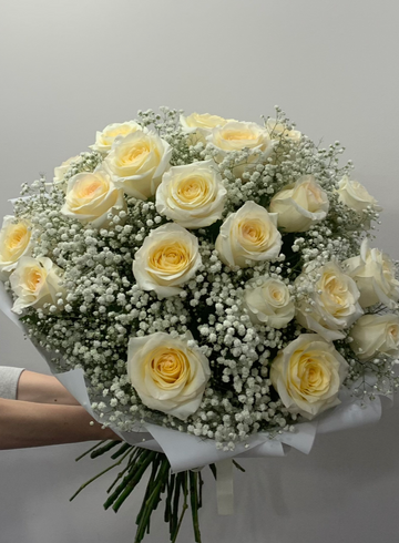 Букет из кремовых роз с гипсофилой  от интернет-магазина цветов в 