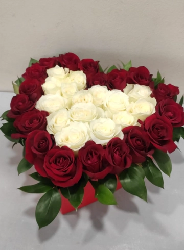 Сердце из роз  в коробке  от интернет-магазина цветов в 