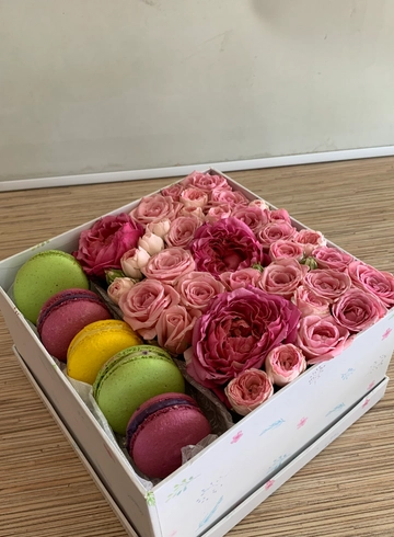 Сладкая коробка с розами от интернет-магазина цветов в 