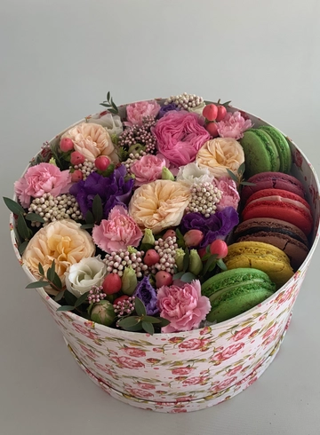 Композиция с макарунами для девушки от интернет-магазина цветов в 