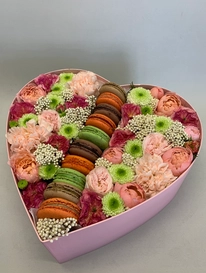 Коробочка в форме сердца с цветами и сладостями от интернет-магазина «» в 