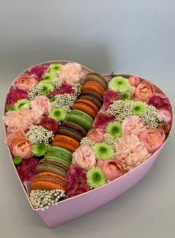 Коробочка в форме сердца с цветами и сладостями от интернет-магазина цветов в 