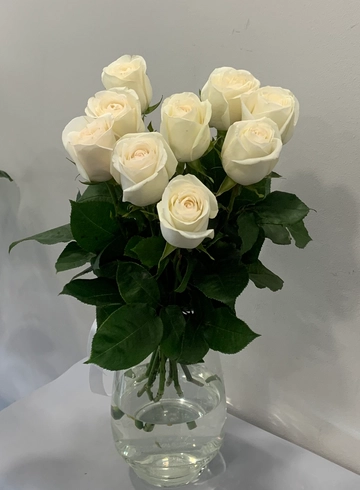 9 белых роз от интернет-магазина цветов в 