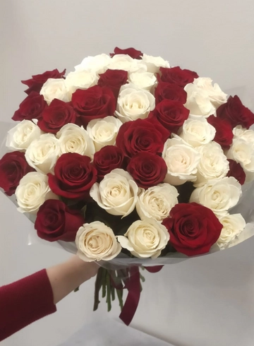 Букет 51 красная и белая Роза  от интернет-магазина цветов в 