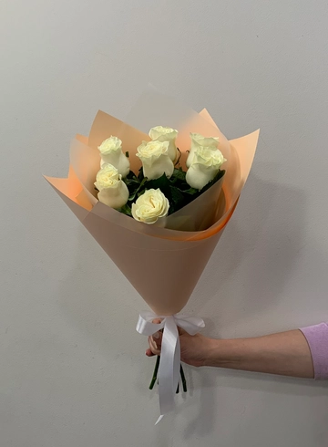7 белых роз от интернет-магазина цветов в 