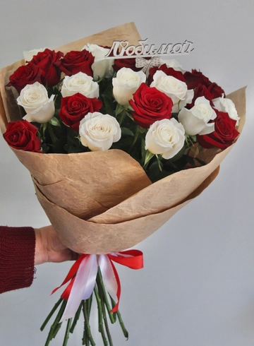 Букет 25 роз, красные и белые  от интернет-магазина цветов в 