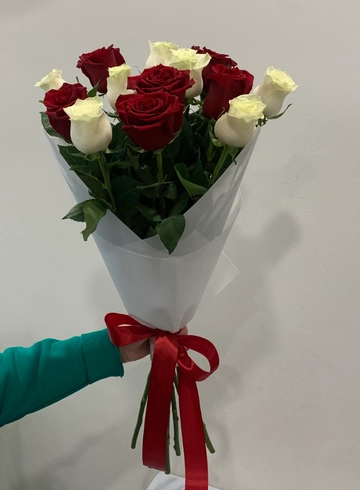 Букет из красных и белых роз  от интернет-магазина цветов в 