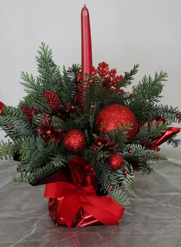 Новогодняя композиция со свечей от интернет-магазина цветов в 