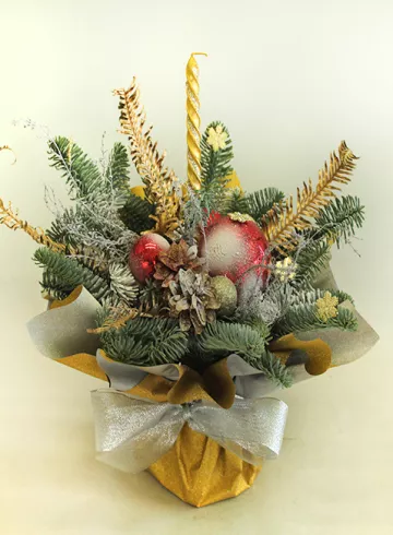 Новогодняя композиция &laquo;Хлопушки&raquo; от интернет-магазина цветов в 