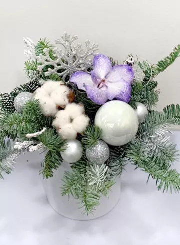 Композиция &laquo;Новогодний час&raquo; от интернет-магазина цветов в 