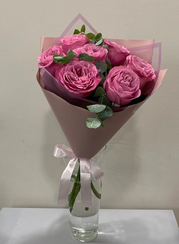 Букет из семи пионовидных роз с эвкалиптом  от интернет-магазина цветов в 