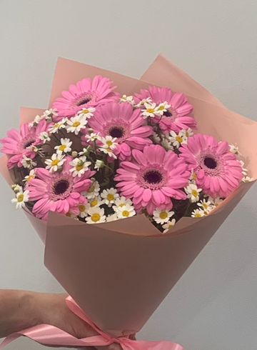 Букет из розовых Гербер с ромашкой  от интернет-магазина цветов в 