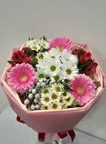 Сборный букет с нежными герберами  от интернет-магазина цветов в 