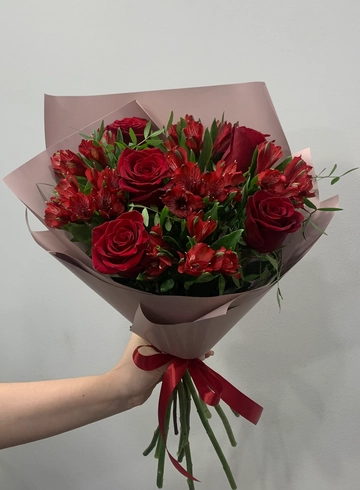 Сборный букет Роза с альстромерией  от интернет-магазина цветов в 