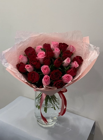 Букет роз розовые и красные  от интернет-магазина цветов в 