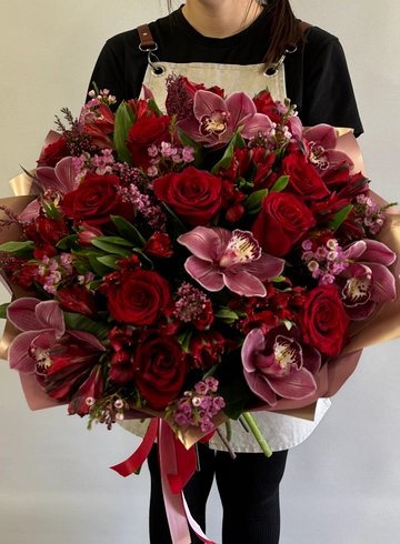 Сборный букет «Красный бархат» от интернет-магазина цветов в 