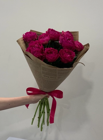 Букет пионов в крафте  от интернет-магазина цветов в 