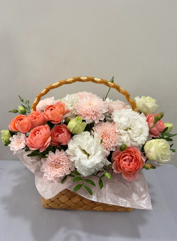 Корзинка в нежных тонах  от интернет-магазина цветов в 