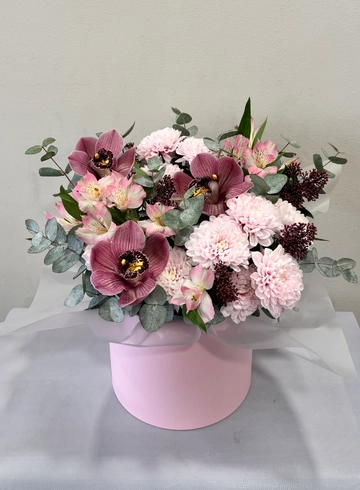 Композиция в шляпной коробке с орхидеями  от интернет-магазина цветов в 